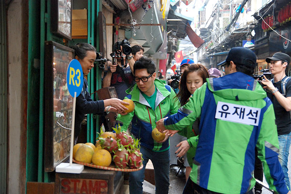 Đội áo xanh gồm 3 người: danh hài Ji Suk Jin, diễn viên Song Ji Hyo (đóng phim Tình dục là chuyện nhỏ 3)