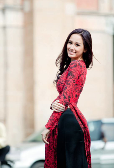 Hoa hậu Mai Phương Thúy duyên dáng trong tà áo dài đón xuân sang.