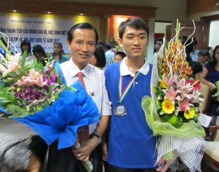 Tuấn Anh chụp cùng bố trong ngày trở về từ kì thi Olym píc Tin học quốc tế năm 2012.