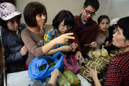 Nguoi dan Ha Noi xep hang mua banh chung don tet