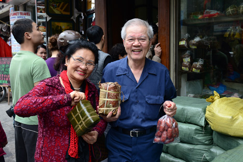 Nguoi dan Ha Noi xep hang mua banh chung don tet