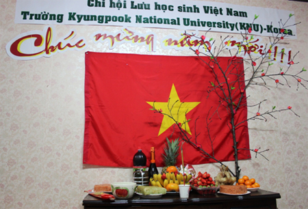 Lá cờ đỏ sao vàng là tâm điểm của phông trang trí mừng năm mới Quý Tỵ 2013