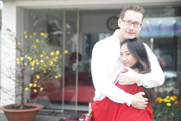 Nhân ngày sinh nhật ông xã, ca sĩ Đoan Trang chia sẻ ảnh hai vợ chồng ôm nhau tình cảm ngày đầu năm và gửi tới “đức lang quân” những lời chúc tốt đẹp.