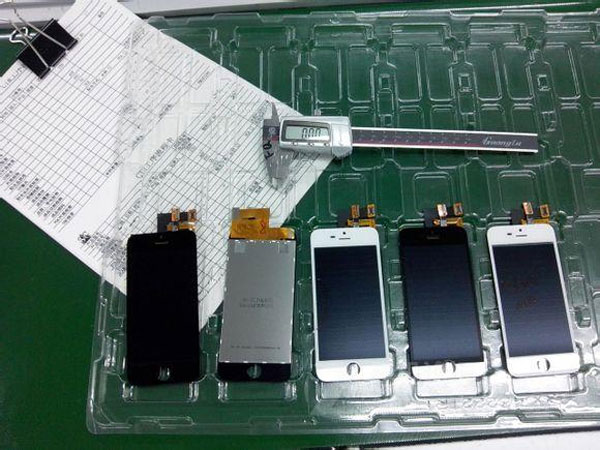 Một số hình ảnh được cho là của iPhone 5S và iPhone 6 rò rỉ từ nhà máy Foxconn đang lan truyền nhanh chóng trên mạng. Theo đó, iPhone 5S có thiết kế giống hệt người tiền nhiệm iPhone 5, còn iPhone 6 sẽ dài, rộng và mỏng hơn với màn hình 5 inch. Ảnh: Sina.