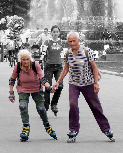 Bức ảnh chụp một cặp vợ chồng cao tuổi nắm tay nhau trượt patin để lại nhiều cảm xúc trong lòng người xem.