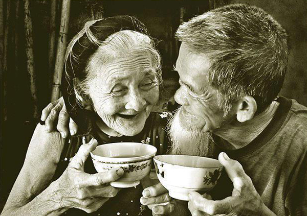 Hạnh phúc giản dị của cặp vợ chồng cao tuổi.