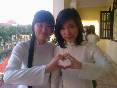 Phương (phải) chụp cùng bạn tại trường chuyên Lê Hồng Phong (Nam Định)