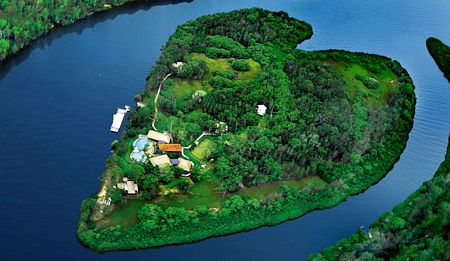 Hòn đảo nhỏ hình trái tim ngoài khơi bờ biển Sunshine, Australia.
