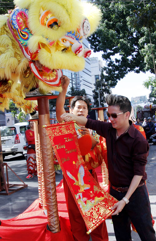 Khai truong cong ty dau nam, Mr Dam manh tay chi tien de hai loc