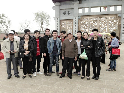Sao Viet ron rang len chua cau may