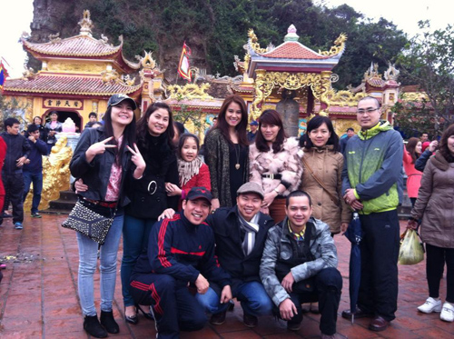 Sao Viet ron rang len chua cau may