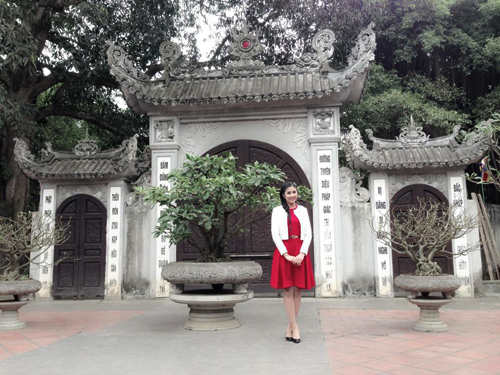 Sao Viet ron rang len chua cau may