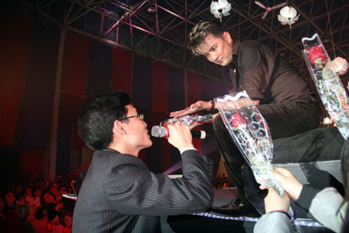 Sao Viet kho so vi fan cuong