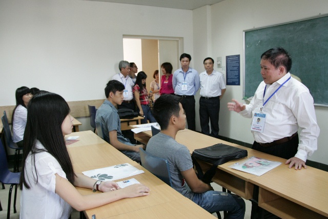 Thứ trưởng Bùi Văn Ga trực tiếp trả lời băn khoăn của giám thị và thí sinh dự thi tại Đại học Thăng Long