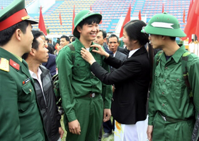 Thanh niên Thủ đô phấn khởi thực hiện nghĩa vụ quân sự. (Ảnh: Chinhphu.vn)