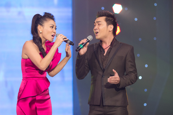 Thu Minh còn gặp lại Đức Quang - một trong các thí sinh The Voice trong đội của mình. Họ cùng song ca 'Phút giây ngọt ngào' rất ăn ý.