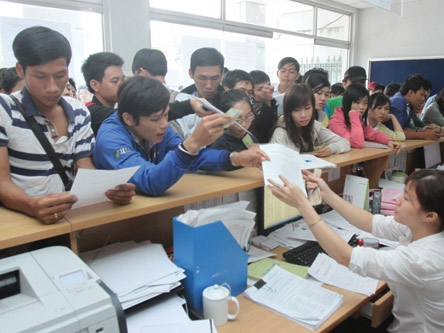 Thí sinh nộp hồ sơ đăng ký dự thi liên thông vào Trường ĐH Công nghiệp TP.HCM năm 2012. Ảnh: Đào Ngọc Thạch