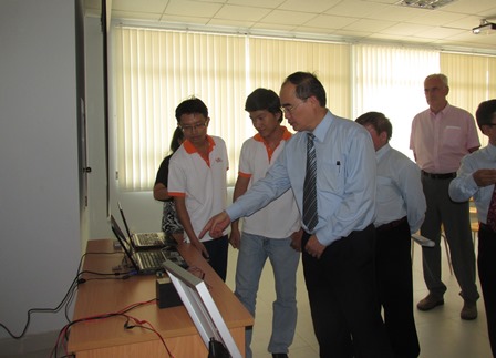 Phó Thủ tướng Nguyễn Thiện Nhân thăm các lớp học của ĐH Việt - Đức