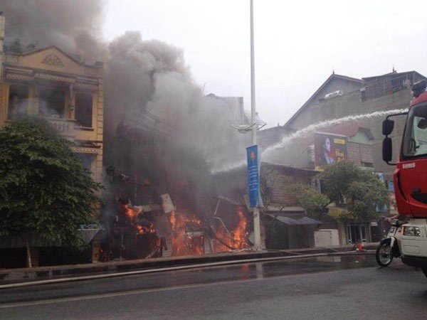 Trưa nay, một vụ hỏa hoạn đã xảy ra và thiêu rụi nhà số 114 Âu Cơ. Lửa lan cả sang các nhà bên cạnh.