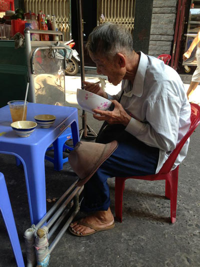 Trang Trần hôm nay có một ông lão bán vé số ghé tiệm, thương quá Từ sáng ông chưa ăn gì nên mình chia sẻ phần cơm Ông nghẹn ngào cám ơn và cám ơn cả cô bán nước biếu ông ly trà Hãy cùng nhau chia sẻ đừng đợi khi bạn giàu