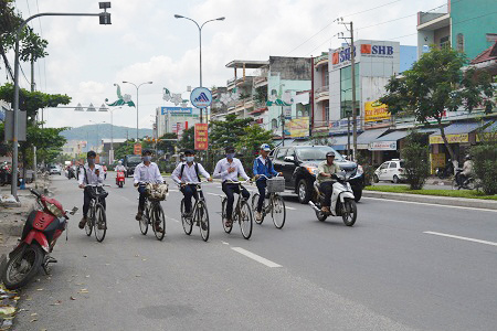 Những bạn đi xe đạp thì hồn nhiên dàn hàng, lấn hơn nửa diện tích đường phố