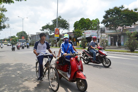 Không mũ bảo hiểm và “kéo thêm” 2 bạn đi xe đạp