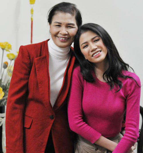 Hai mẹ con người mẫu Trang Trần