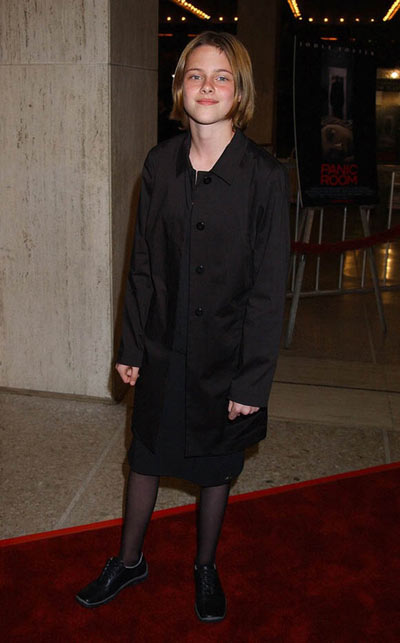 Năm 2002: Kristen rụt rè trên thảm đỏ ra mắt Panic Room. Khi đó, cô mới 12 tuổi.