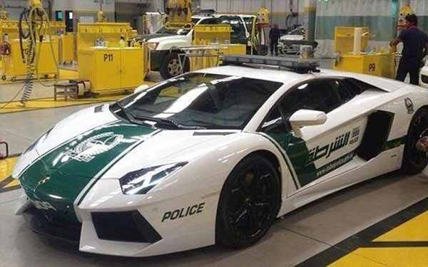 Mới đây, cảnh sát tại thành phố giàu có Dubai đã được trang bị siêu xe Lamborghini Aventador trị giá gần nửa triệu USD để phục vụ công việc tuần tra.