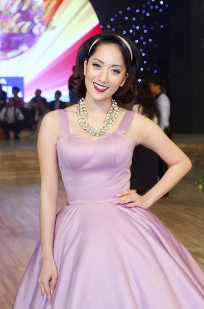 Tối qua, Khánh Thi cũng gây chú ý với kiểu tóc và trang phục đẹp mắt.