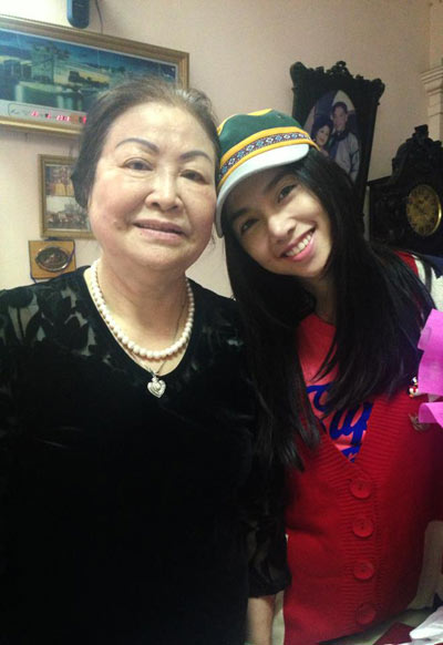 Nữ diễn viên Đinh Ngọc Diệp tình cảm bên mẹ.