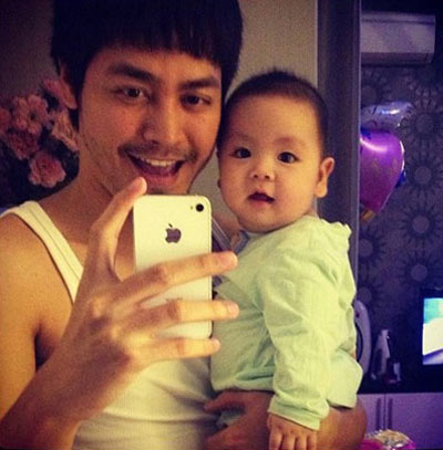 Mặc dù đã có "đủ nếp đủ tẻ" nhưng MC Phan Anh vẫn muốn có thêm một con trai. Và mới đây, vợ anh đã hạ sinh cho chàng MC này một bé trai kháu khỉnh bụ bẫm. Hiện bé đã được hơn 4 tháng, rất đẹp trai giống bố.