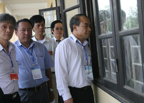 hứ trưởng Nguyễn Vinh Hiển kiểm tra Hội đồng thi tại tỉnh Bắc Ninh trong kỳ thi tốt nghiệp THPT