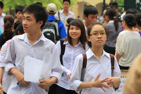 Thí sinh Hà Nội sau buổi thi môn Toán kỳ thi vào lớp 10 năm học 2012 - 2013.