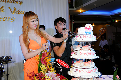 Phi Thanh Van to chuc sinh nhat hoanh trang