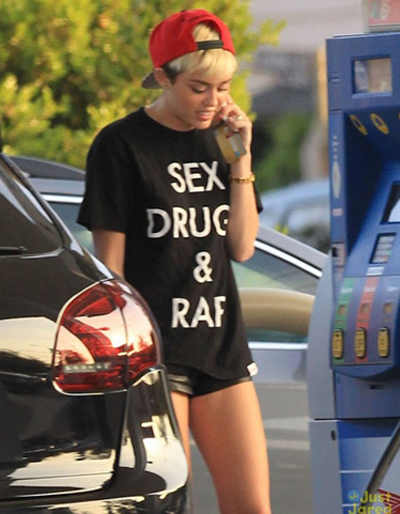 Mới đây, ca sĩ trẻ Myler Cyrus gây chú ý mặc một chiếc áo thun với dòng chữ: "Sex, Drug and Raf" (Tạm dich: Tình dục, Ma túy & nhạc Rap), nhận được nhiều bình luận trái chiều của đông đảo cộng đồng mạng.