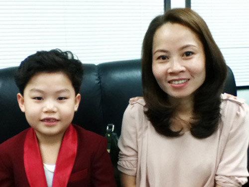 'Tiểu PSY' bị lăng mạ vì mẹ là người Việt