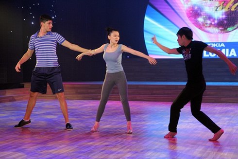 Trong tiết mục của mình, Thu Thủy sẽ kết hợp 2 điệu nhảy khác nhau để kể về mối tình tay ba phức tạp với 2 vũ công nam.