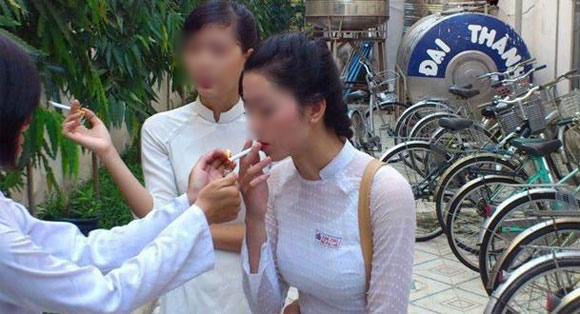 Cư dân mạng bức xúc 3 nữ sinh mặc áo dài phì phèo thuốc lá