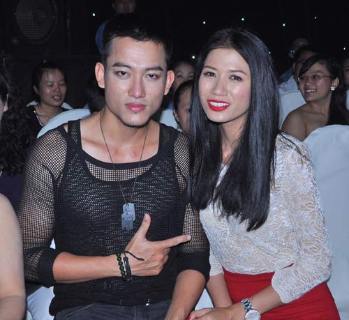 Lam Chi Khanh deo nhan 7 ty cung ban trai di xem Buoc nhay hoan vu 2013