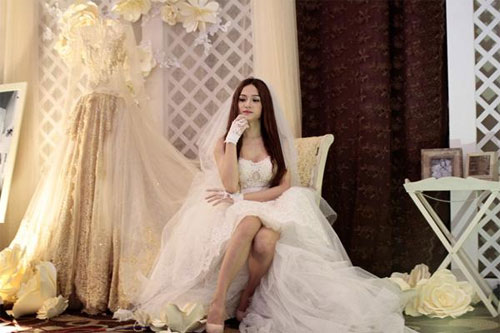 Hương Giang idol lộng lẫy khi mặc váy cưới
