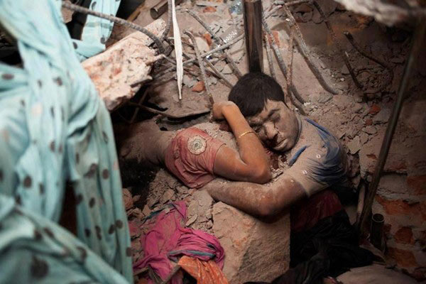 Bức ảnh của nhiếp ảnh gia Taslima Akhter ghi lại cảnh tượng đôi nam nữ ôm nhau chết, trên mặt nam thanh niên còn hiện lên dòng máu nóng thật sự khiến người xem không khỏi chua xót và nhói lòng.
