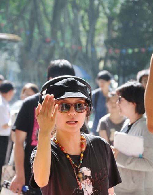 Trieu Vy gian di giua chon doi thuong