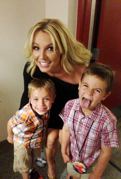 Công chúa nhạc pop Britney Spears khoe ảnh chụp tình cảm với hai chàng 