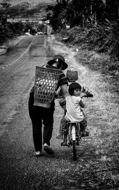 Con hãy vững tin trên con đường vì mẹ luôn ở cạnh các con Ảnh Đào Phúc Quang Vũ.