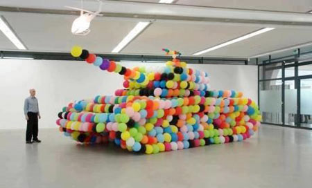 Chiếc xe tăng được kết từ bóng bay khiến cộng đồng mạng thích thú.