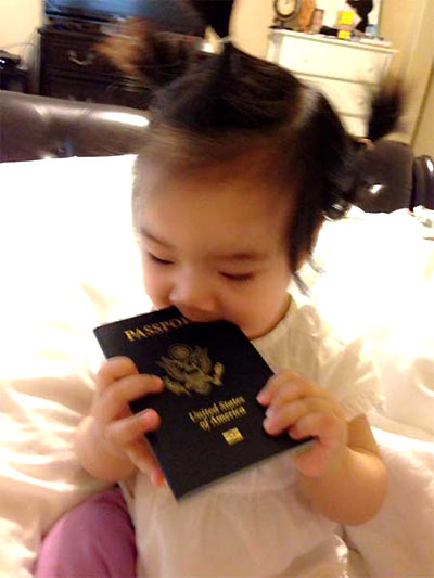 Ca sĩ Hồng Ngọc khoe con gái cô đã có hộ chiếu, nhưng em chỉ thích ăn nó mà thôi.