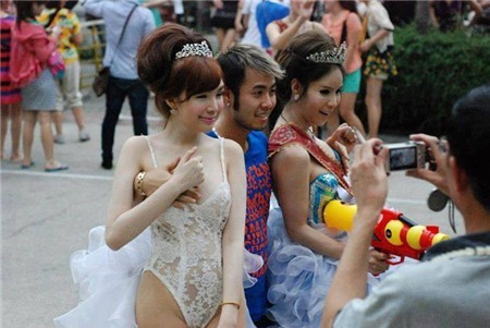 Buc anh Akira Phan sam so gai dep gay xon xao cu dan mang