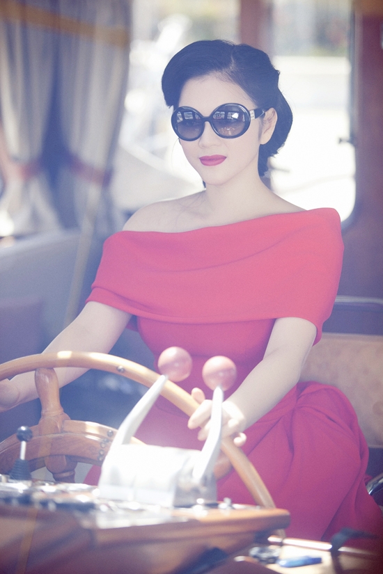 Lý Nhã Kỳ cũng đang ở trên một du thuyền khác nhưng có giá lên tới hàng triệu đô