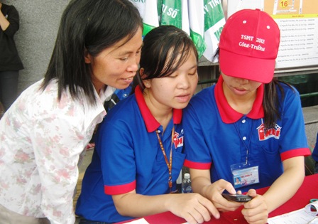 Sinh viên tình nguyện hỗ trợ phụ huynh trong kỳ tuyển sinh ĐH, CĐ 2012